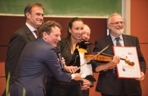 Eckard von Hirschhausen vergiebt den Preis fur heilsame Stimmung im Krankenhaus